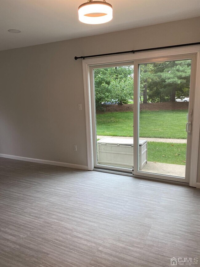 Foto del edificio - 332 McDowell Dr