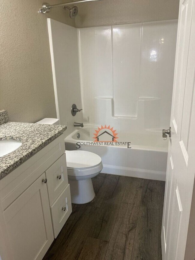 Building Photo - Modern duplex 2 bedrooms 2 baths