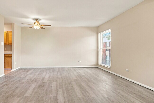 Foto del edificio - $1,645.95 with Half Off The First Month's Rent, 2 Beds - 1 Bath, Condo in Denver with Central A/C!