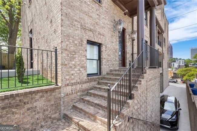 Building Photo - 631 Boulevard NE