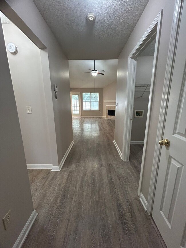 Building Photo - 3br/2ba Home in the Bartlett area. Vaulted...