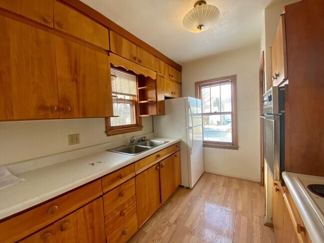 Building Photo - 4 Bed 2 Bath w/ Fenced In Yard!
