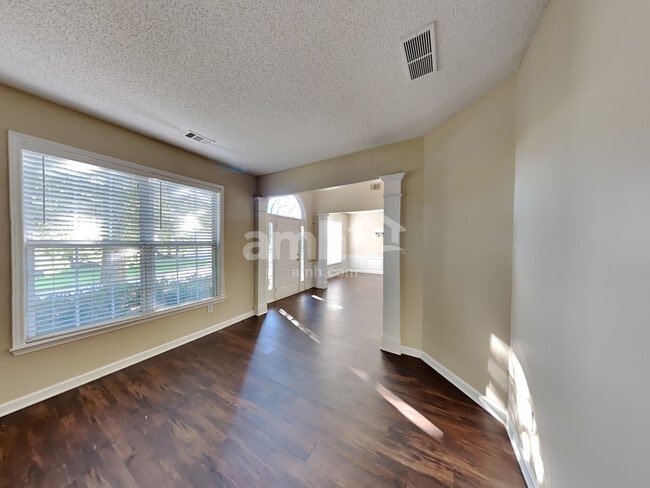 Building Photo - 3156 Elmendorf Dr NW