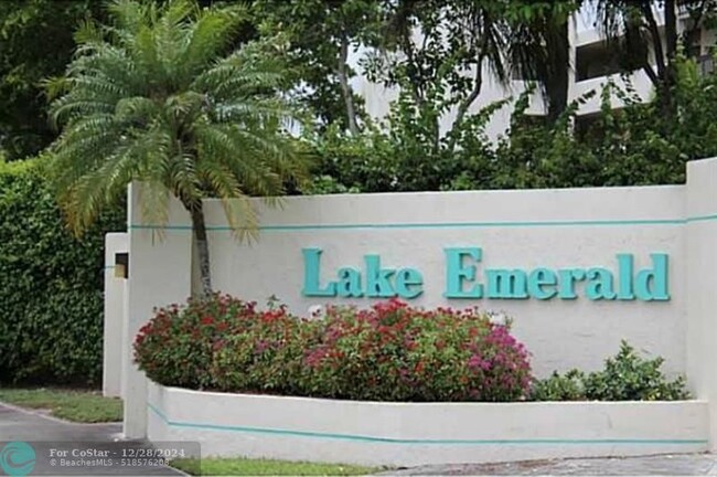 Foto del edificio - 109 Lake Emerald Dr