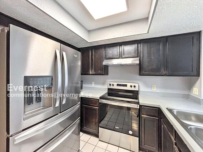 Foto del edificio - 2460 Summerfield Way