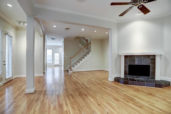 Foto del edificio - 3327 Memorial Crest Blvd