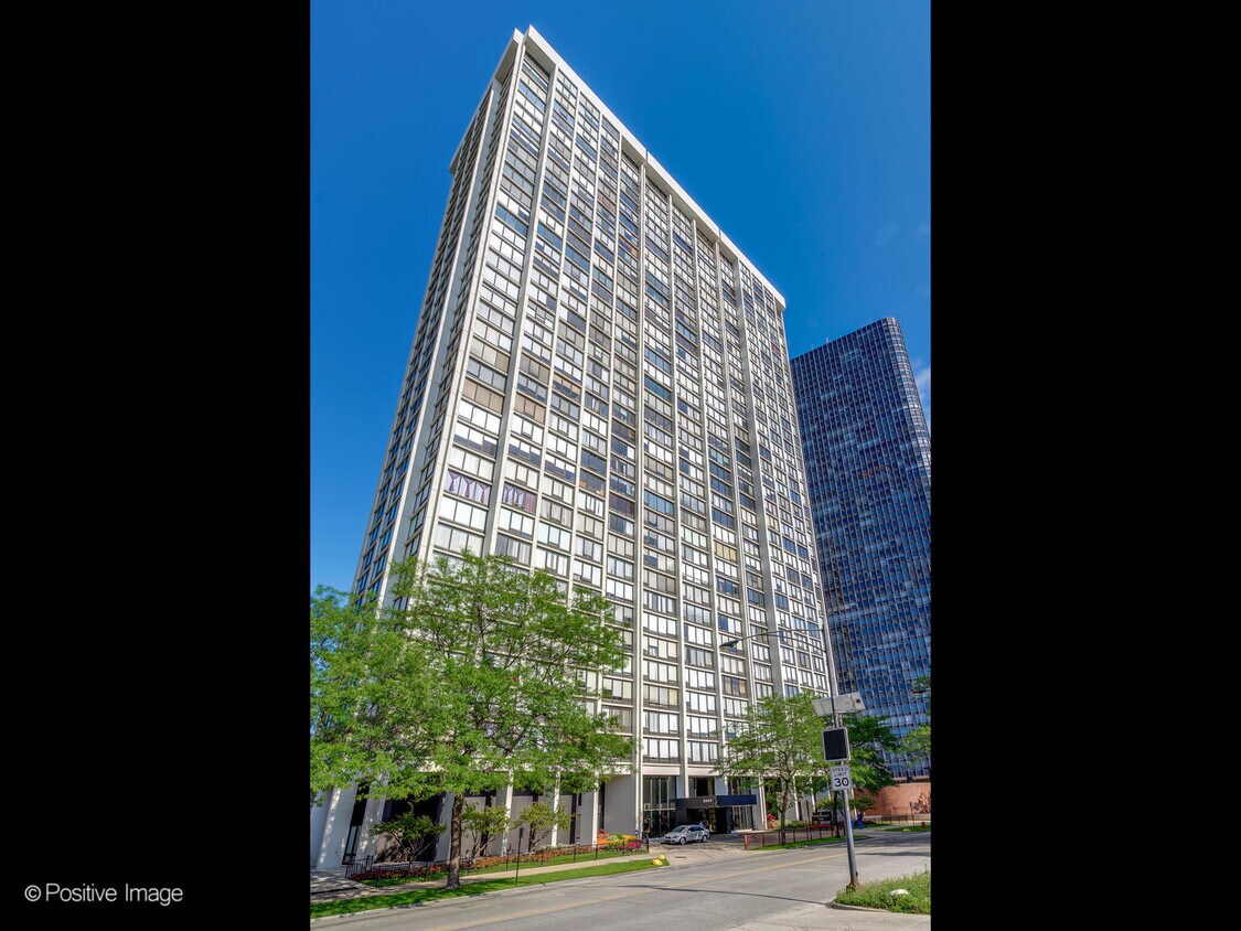Foto principal - 5445 N Sheridan Rd