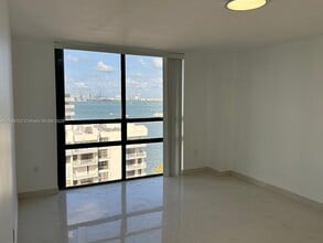 Building Photo - 1450 Brickell Bay Dr