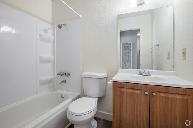 1BR, 1BA - 550SF - Bathroom - Rivergate Apartments