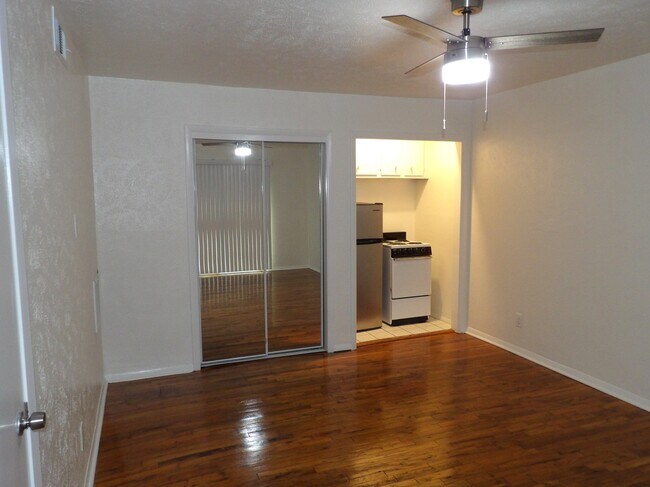 Foto del edificio - 4310 Travis St