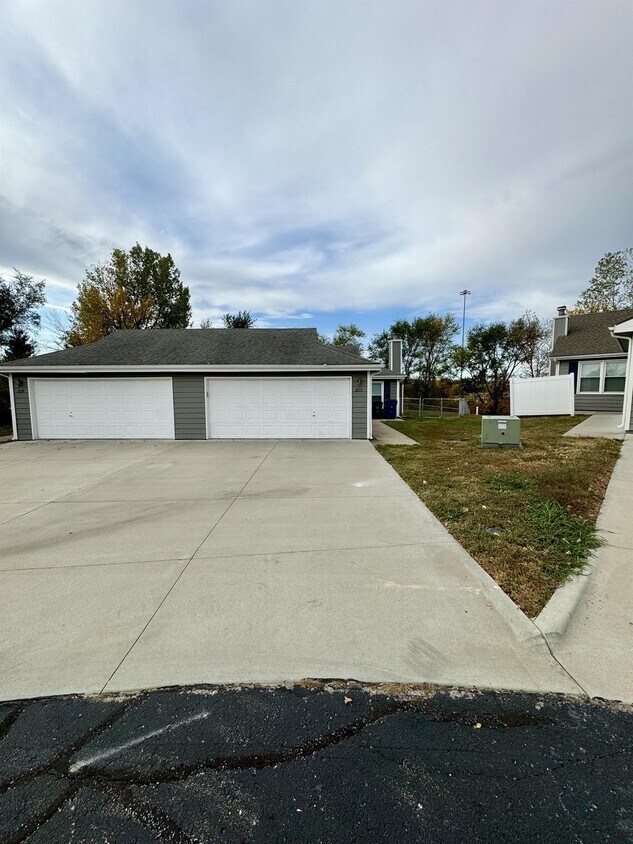 2121 Pike's Peek Pl, Lawrence, KS 66044 House Rental in Lawrence, KS