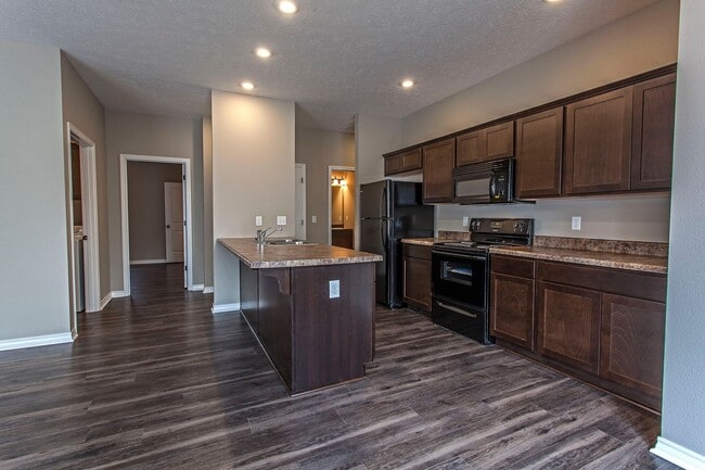 Building Photo - 3 Bed 3 Bath Home