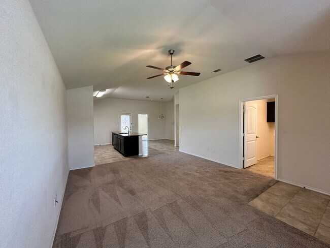 Foto del edificio - Available Now! 3 bedroom, 2 bathrooms.