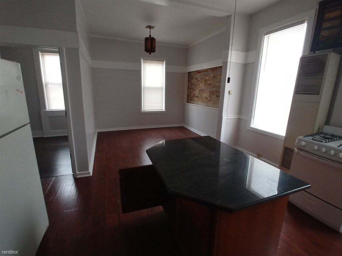Foto del edificio - 1 br, 1 bath  - 1133 N Wisconsin St Apt 2