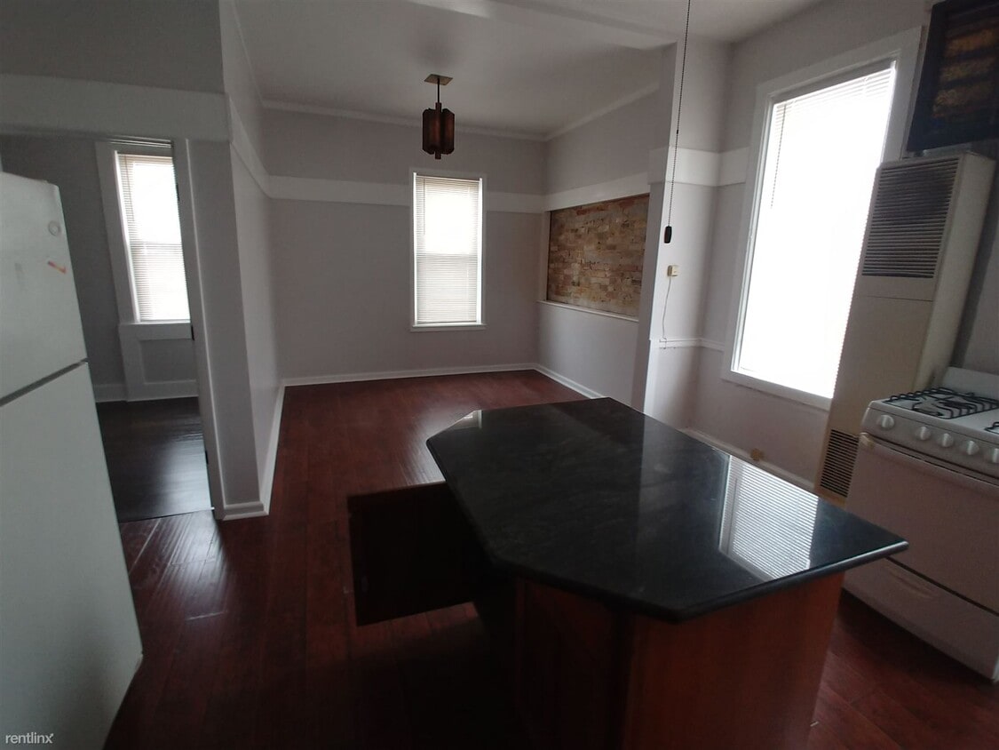 Building Photo - 1 br, 1 bath  - 1133 N Wisconsin St Apt 2