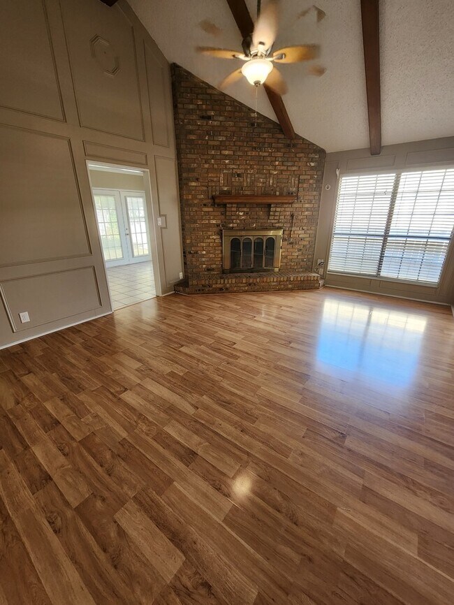 Foto del edificio - 2 bed 2 bath, 2 car garage