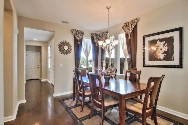 Foto del edificio - Stunning (Formal Model) 3/3 w/Huge Loft!  Please read entire ad before requesting a viewing!!