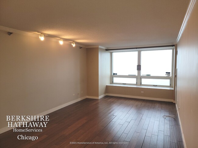 Foto del edificio - 512 N MCCLURG Court
