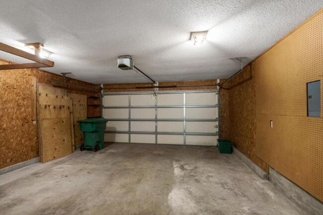 Building Photo - 2014 Mistral Ln E