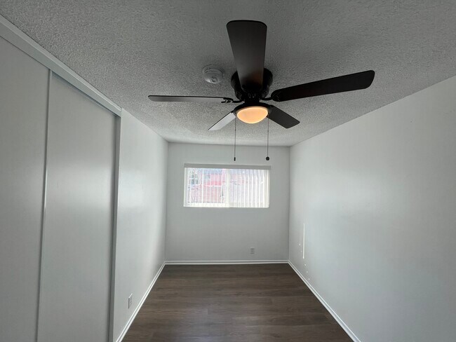 Foto del edificio - 841 W 5th St
