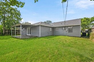 Building Photo - 5413 Vae Dr