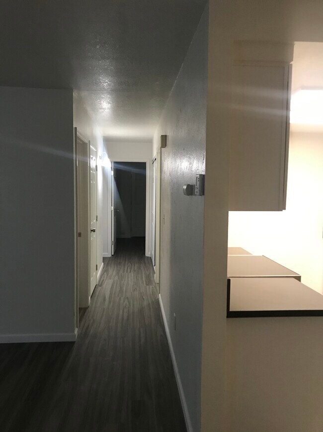 Foto del edificio - 1366 E Oak Ave