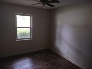 Building Photo - 115 W Nelson Rd