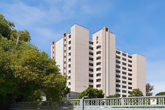 Foto del edificio - 2500 Torrey Pines Rd