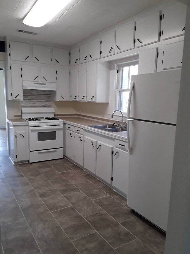 Kitchen - 713 Melrose St