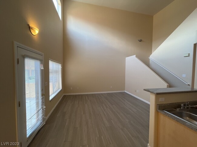 Building Photo - 4915 E Russell Rd