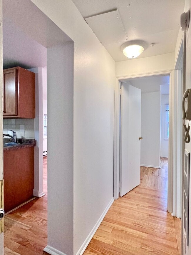 Building Photo - Spacious 1 BR w/ Private Entrance & Renova...