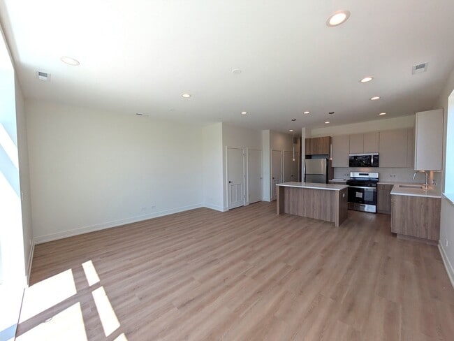 Building Photo - 4740 W Addison St