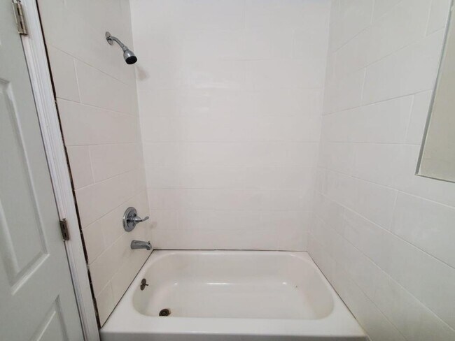 Foto del edificio - 1300 Green Ln.