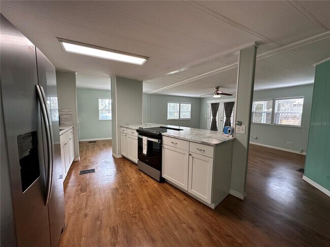 Foto del edificio - 24007 River Rd