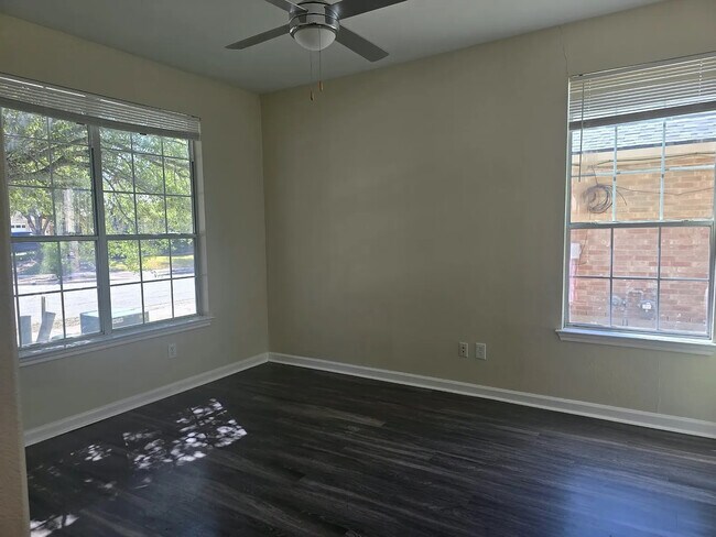 Foto del edificio - Room in Single Family Home on White Water Way