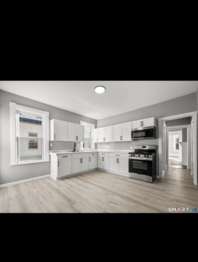 Building Photo - 362 Sigourney St