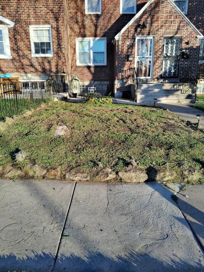 Photo - 1668 E Walnut Ln House