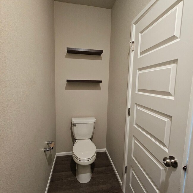 Foto del edificio - Beautiful 4-Bedroom Home with Spacious Lof...