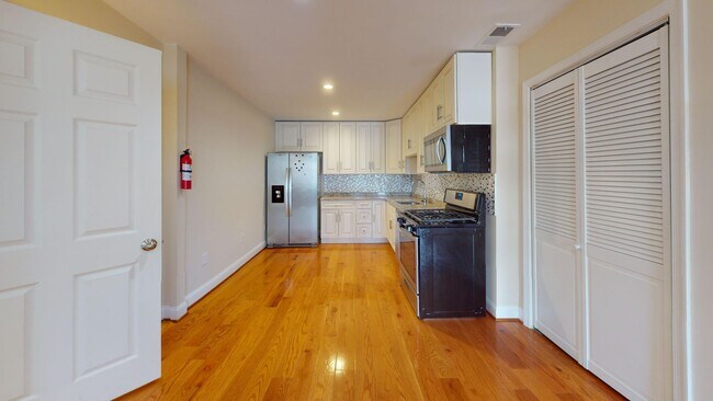 Foto del edificio - Columbia Heights Three-Bedroom Home Available Now!