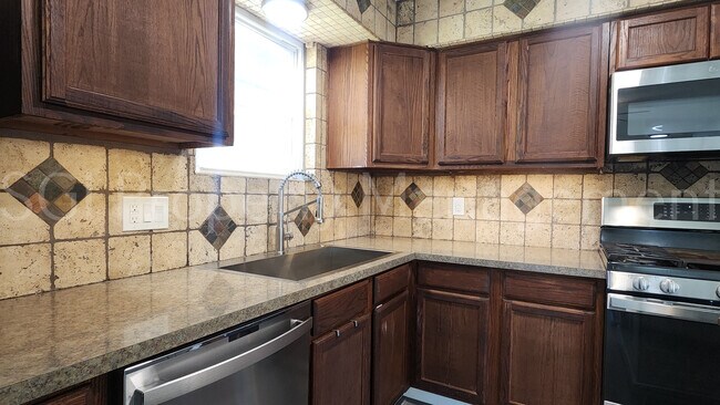 Foto del edificio - 3927 Emerald Dr