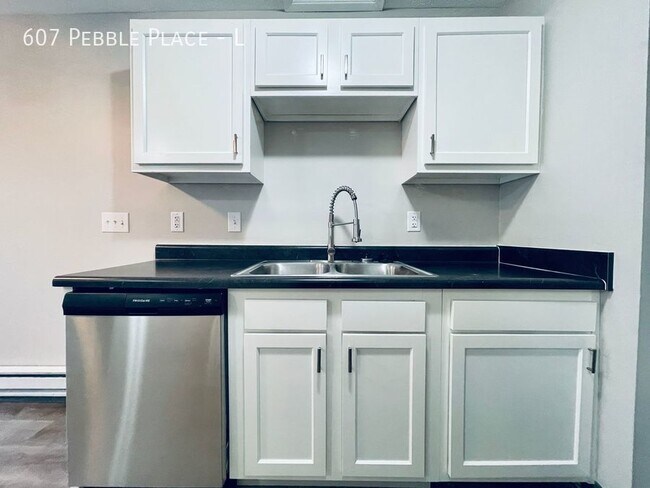 Foto del edificio - 607 Pebble Pl Dr