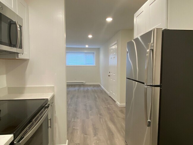 Foto del edificio - Nicely renovated 2 bedroom unit near the Green Line.