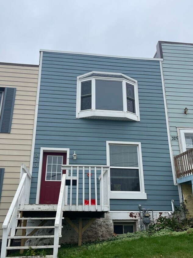 Primary Photo - AVAILABLE NOW - 3 Bedroom/1.5 Bath Home wi...