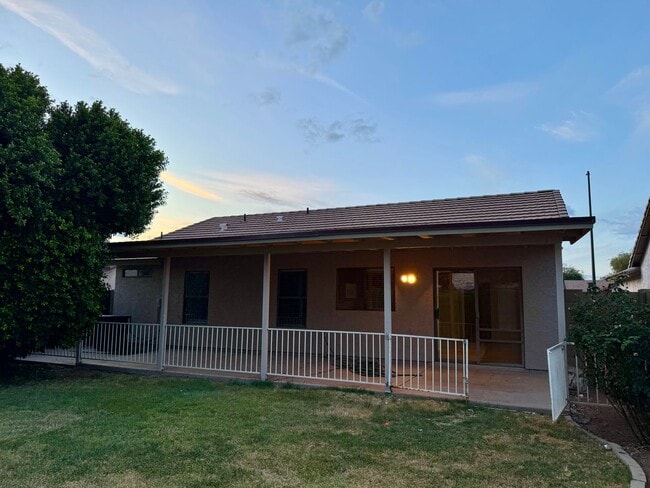 Building Photo - BEAUTIFUL 3BEDROOM 2 BATHROOM IN THE HEART...