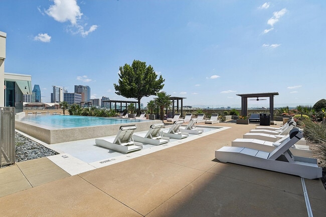 Luxurious Pool Deck - 1400HiLine