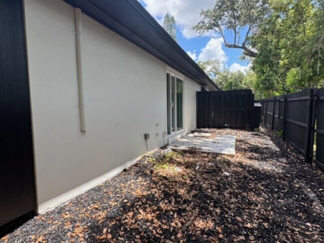 Foto del edificio - 2 Bedroom-Fully Remodeled, Includes Lawn C...
