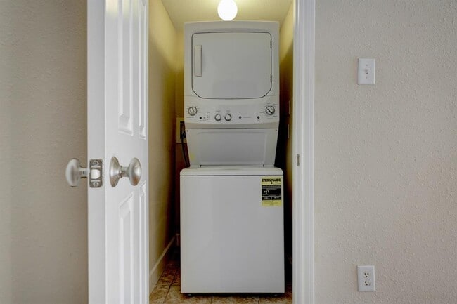 Building Photo - 4515 Briar Hollow Pl