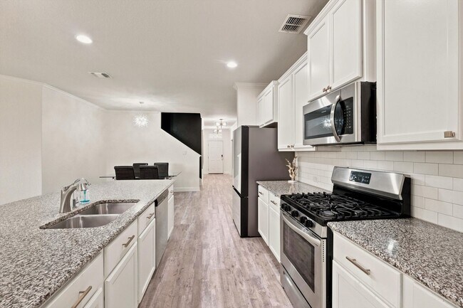 Building Photo - Spacious 6 Bedroom with Media Room!