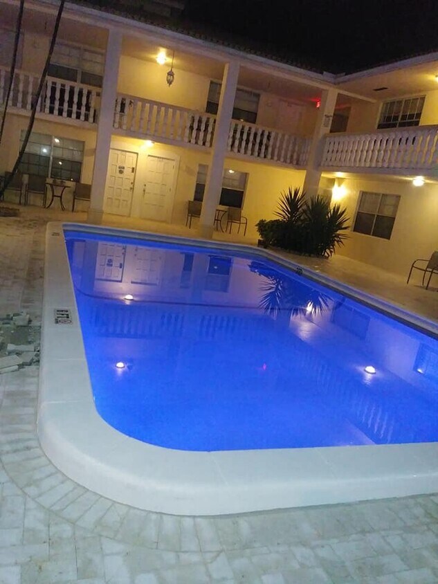 Foto del edificio - 830 N Riverside Dr