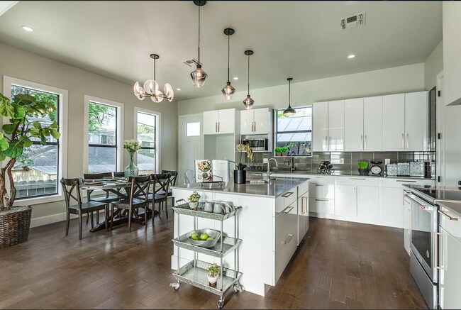 Foto del edificio - **MOVE - IN SPECIAL** MUST SEE! CHARMING 2...